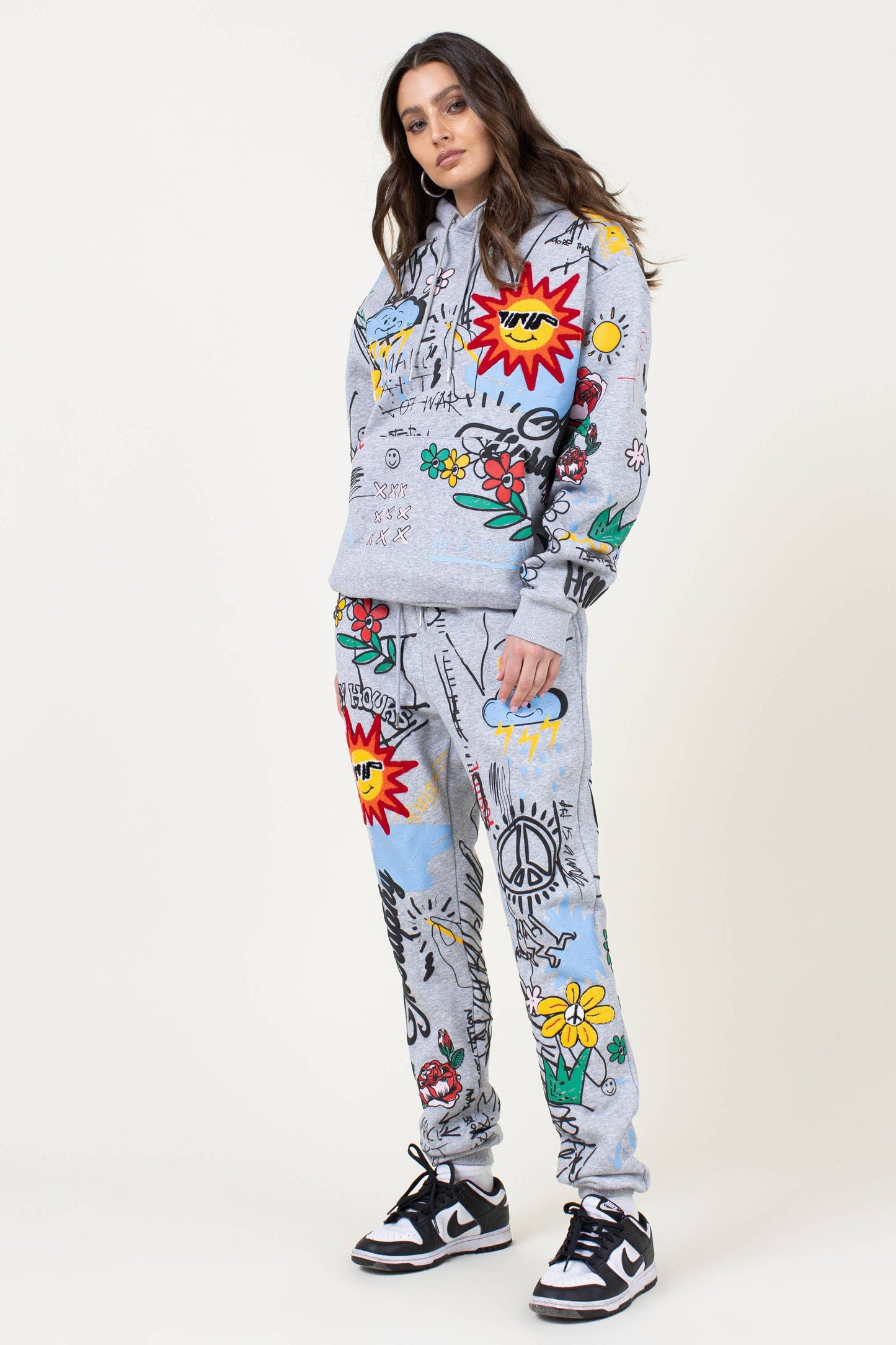 ALLOVER HAND DRAWING & CHENILLE PATCH JOGGER PANTS: GREY / XXL