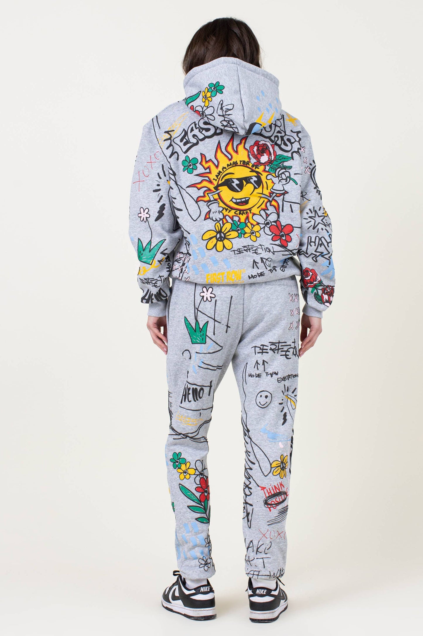 ALLOVER HAND DRAWING & CHENILLE PATCH JOGGER PANTS: WHITE / L