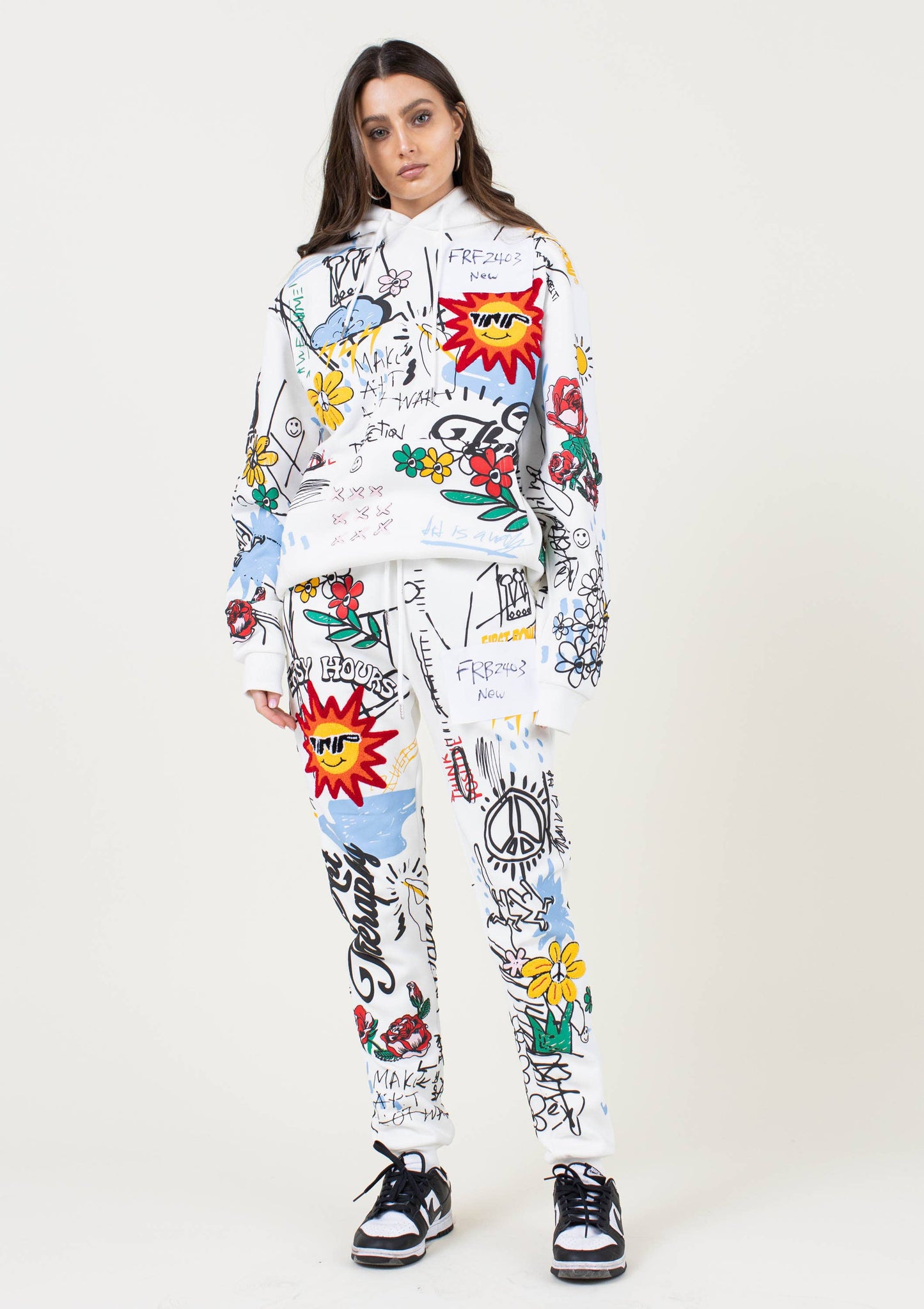 ALLOVER HAND DRAWING & CHENILLE PATCH JOGGER PANTS: WHITE / M