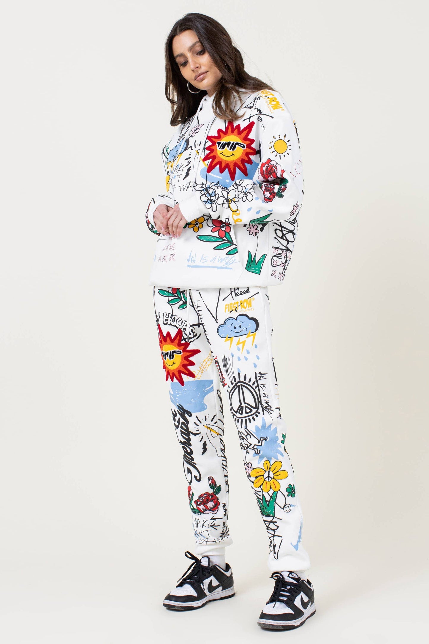 ALLOVER HAND DRAWING & CHENILLE PATCH JOGGER PANTS: WHITE / XL