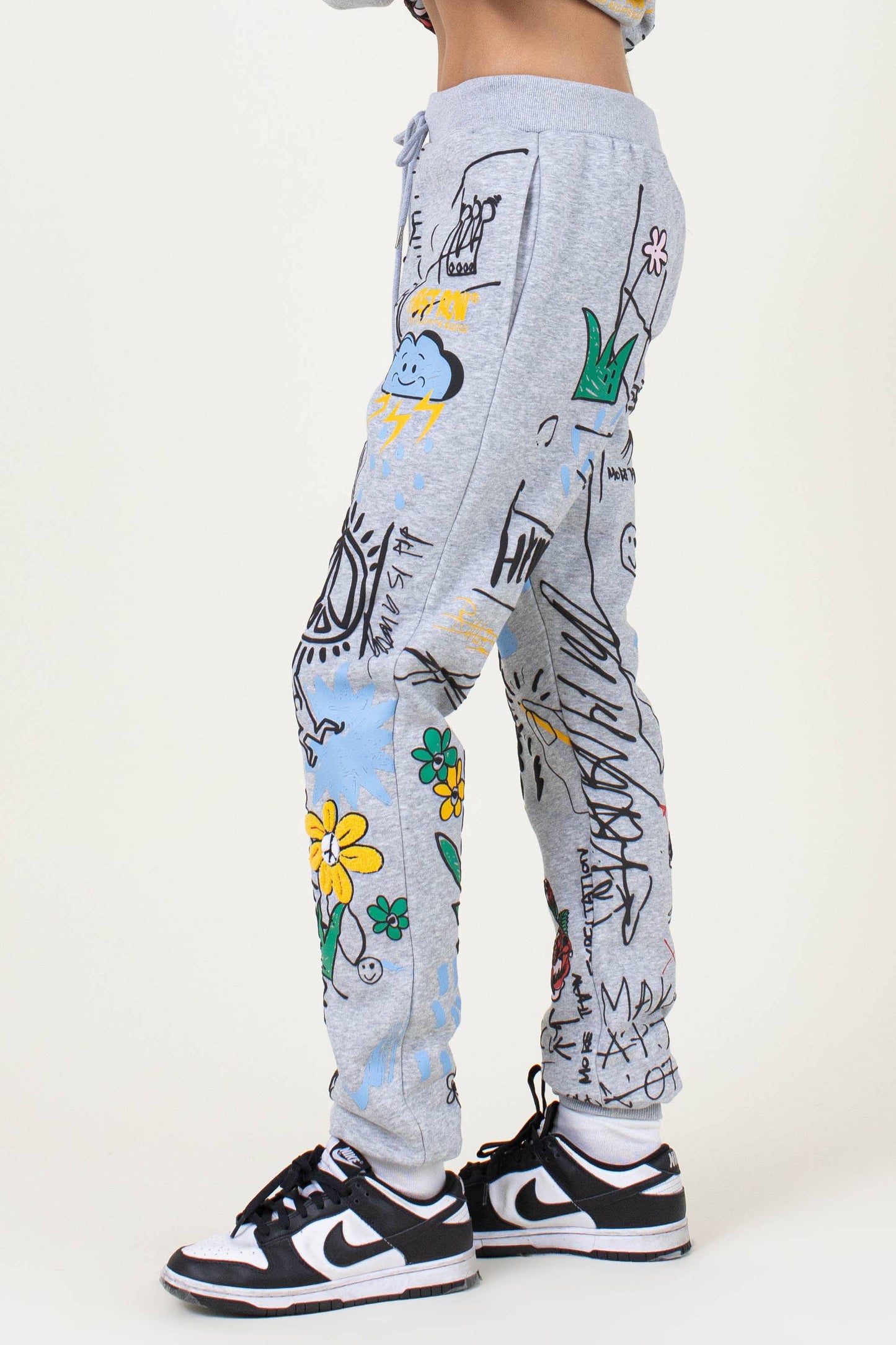 ALLOVER HAND DRAWING & CHENILLE PATCH JOGGER PANTS: GREY / S